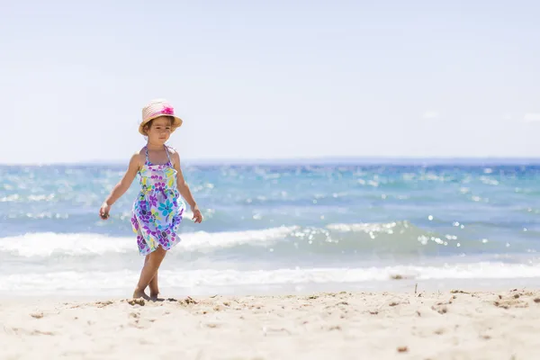 Bambina sulla spiaggia — Foto Stock