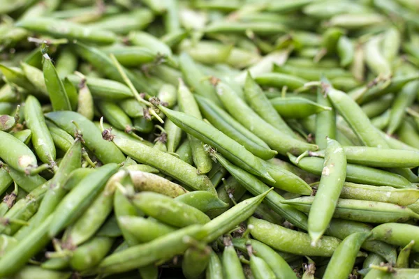 Fresh green peas on the market — Stock Photo, Image