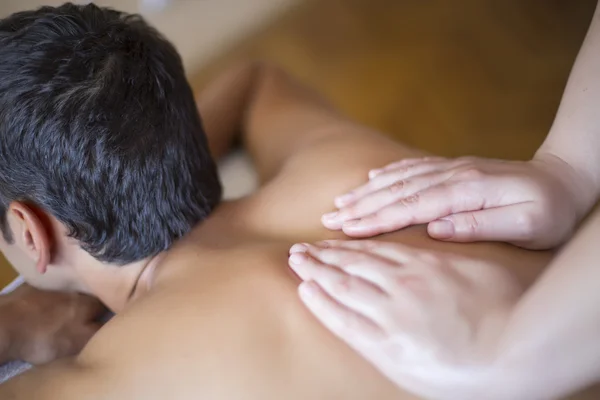 Uomo avendo un massaggio — Foto Stock