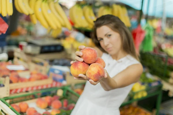 Giovane donna al mercato — Foto Stock