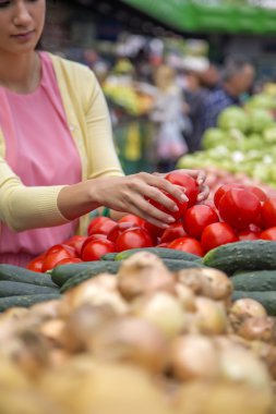 genç ve güzel kadın Pazar sebze satın alma