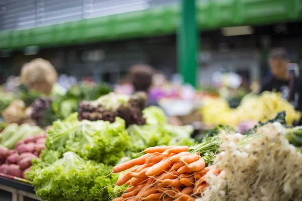बाजार पर ताजा सब्जियां — स्टॉक फ़ोटो, इमेज
