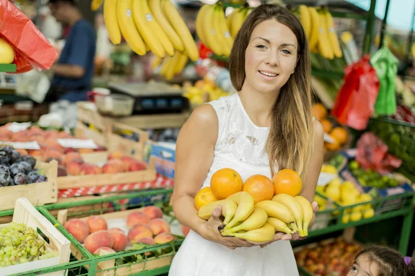 Giovane donna al mercato — Foto Stock