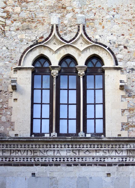 Altes siklisches Fenster — Stockfoto