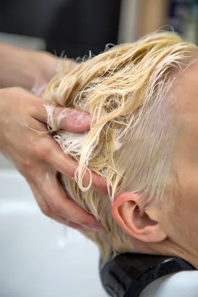 Jonge vrouw bij Kapper — Stockfoto