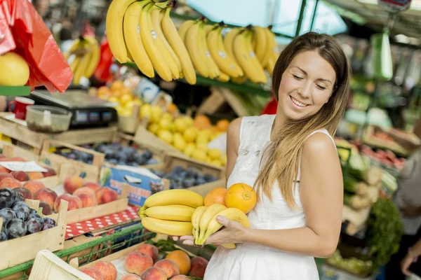 Young woman at the market — Stock Photo, Image