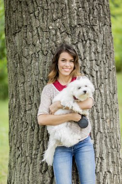 Köpekli genç bir kadın.