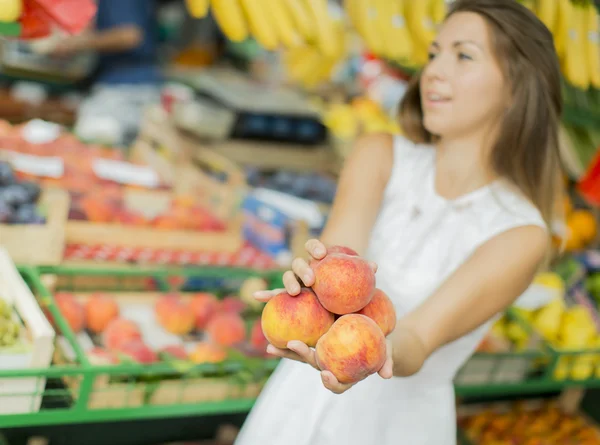 Jonge vrouw op de markt — Stockfoto