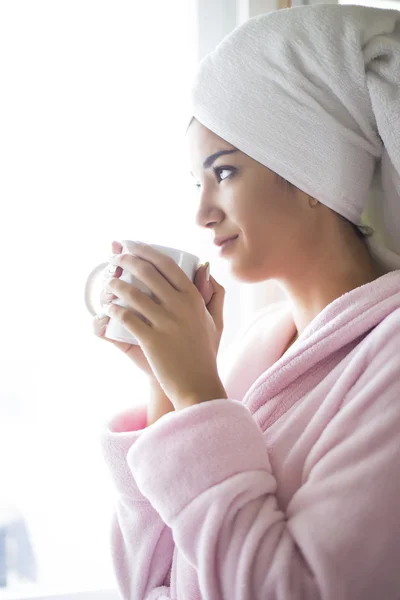 Jonge vrouw met een koffie in de ochtend — Stockfoto