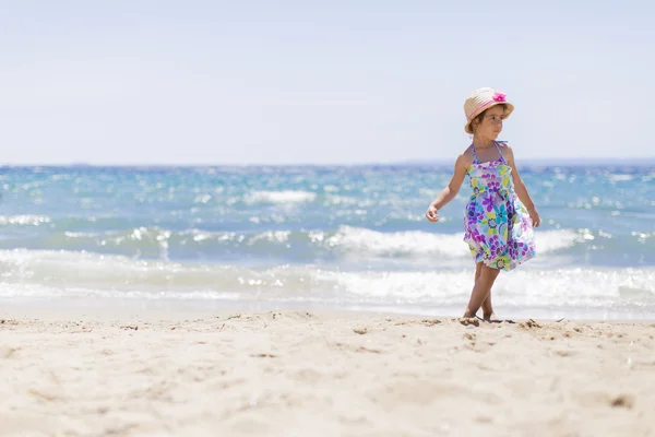 Liten flicka på strand — Stockfoto