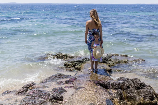 Mor och dotter på stranden — Stockfoto