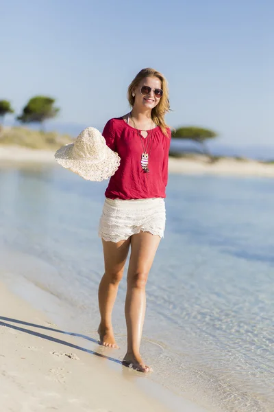 Junge Frau am Strand — Stockfoto