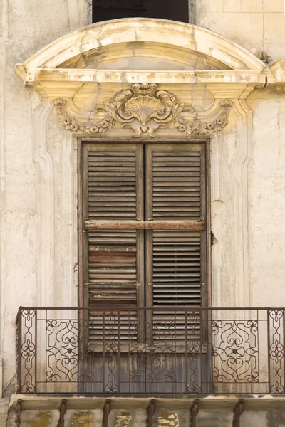 Vecchia finestra siciliana — Foto Stock