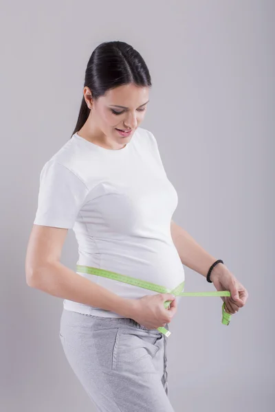 Молодая беременная женщина — стоковое фото