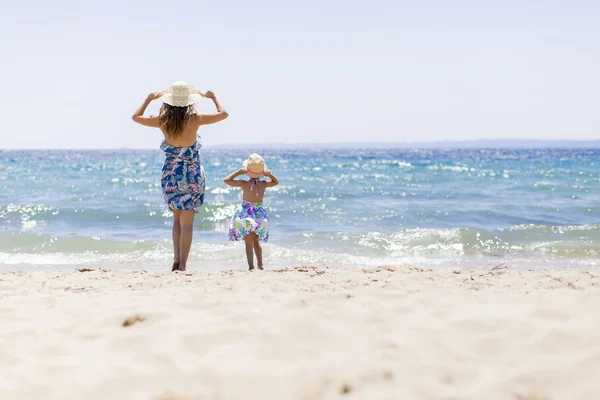Mother and daughter on the beach — Stock Photo, Image