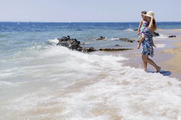 Moeder en dochter op het strand — Stockfoto