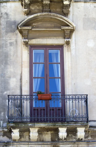 Altes siklisches Fenster — Stockfoto