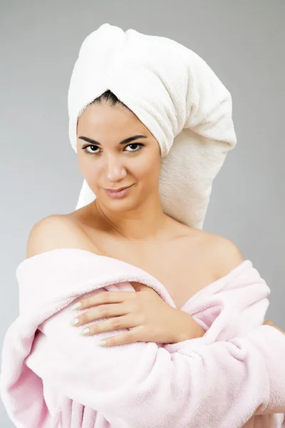 Jovem mulher relaxante no spa — Fotografia de Stock