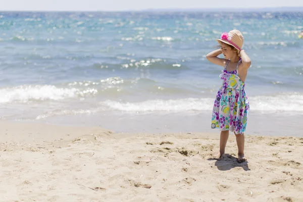 Liten flicka på strand — Stockfoto