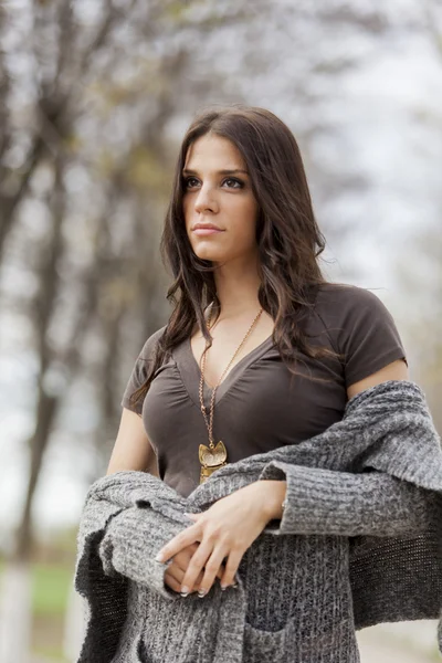 Jovem mulher no parque de outono — Fotografia de Stock