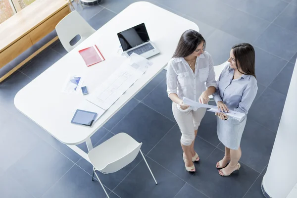 Young women in the office — Stock Photo, Image