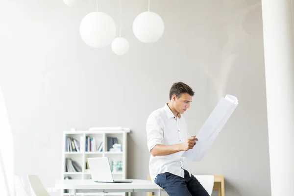 Junger Mann im Büro — Stockfoto