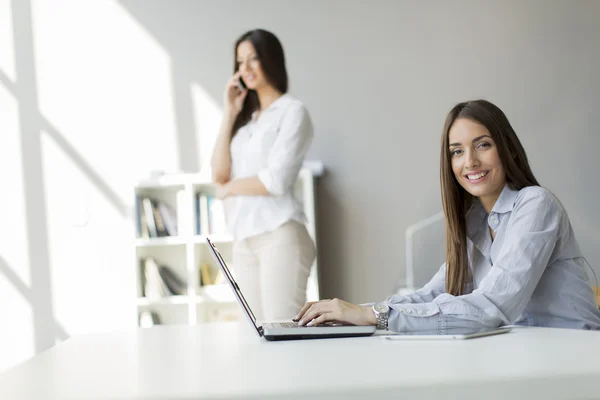 Young women in the office — Stock Photo, Image