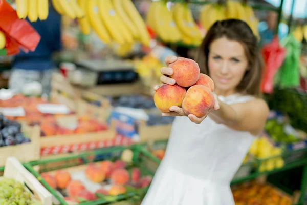 Giovane donna al mercato — Foto Stock