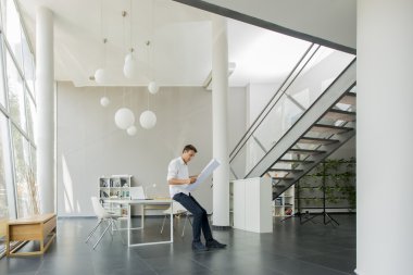 Ofisteki genç adam.