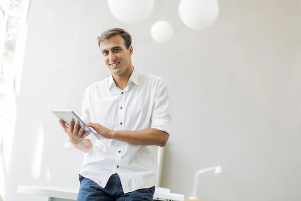 Ung man med Tablet PC på kontoret — Stockfoto