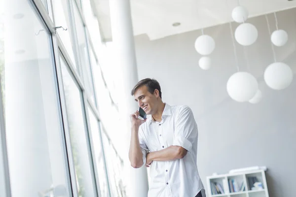 Junger Mann im Büro — Stockfoto