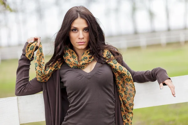 Young woman at autumn park — Stock Photo, Image