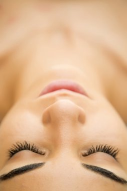 genç ve güzel kadın rahatlatıcı Spa