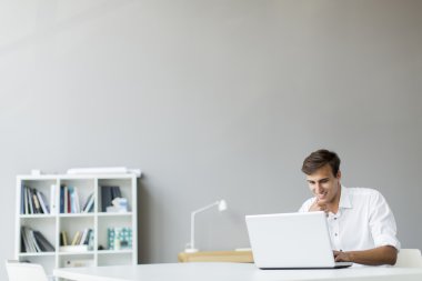 Ofisteki genç adam.