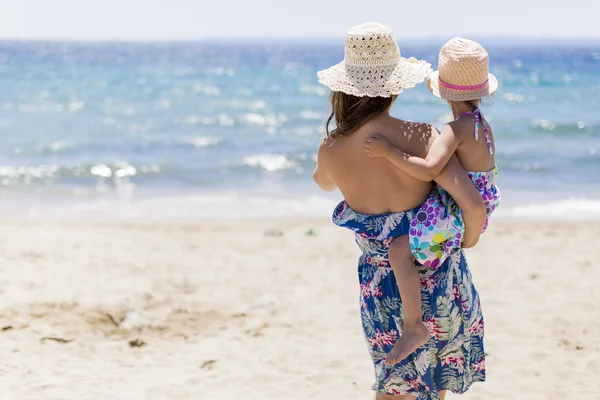 Mor och dotter på stranden — Stockfoto