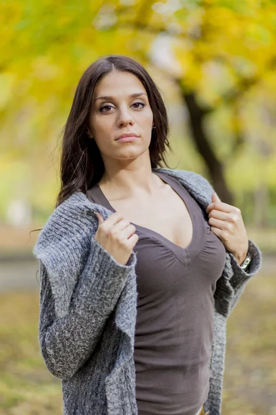 Junge Frau im Herbstpark — Stockfoto