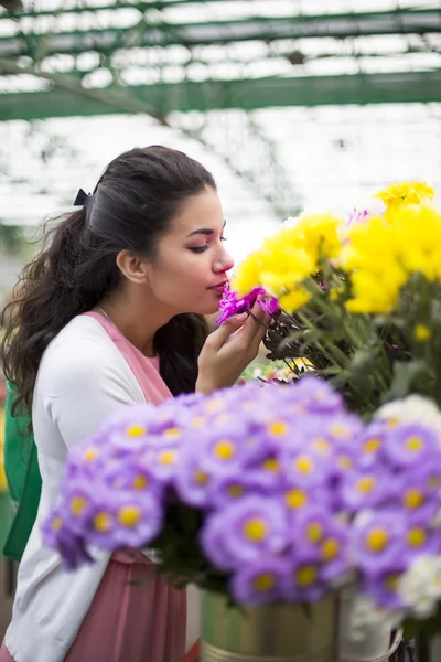 Mujer joven comprando flores —  Fotos de Stock