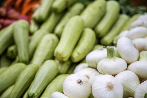 Produtos hortícolas frescos no mercado — Fotografia de Stock