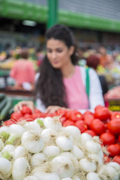 Giovane donna sul mercato — Foto Stock