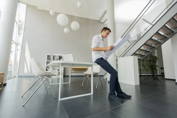 Junger Mann im Büro — Stockfoto