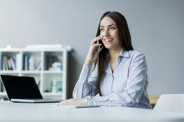 Jeune femme dans le bureau — Photo