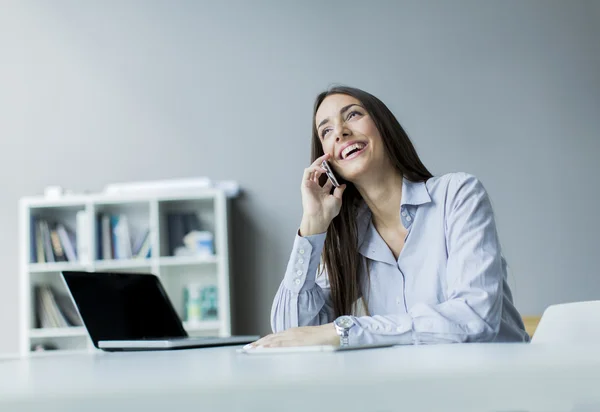 Junge Frau im Büro — Stockfoto