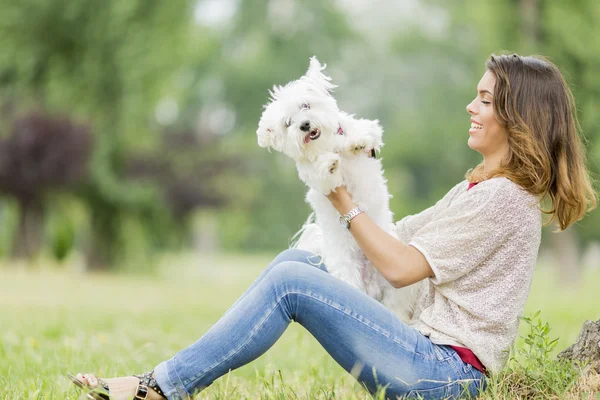 Ung kvinna med hund — Stockfoto