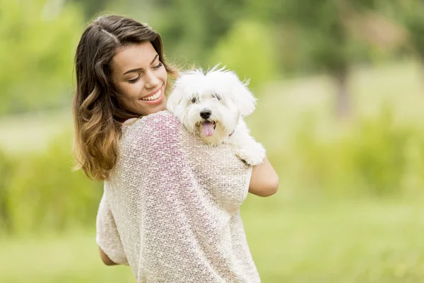 Köpekli genç bir kadın. — Stok fotoğraf