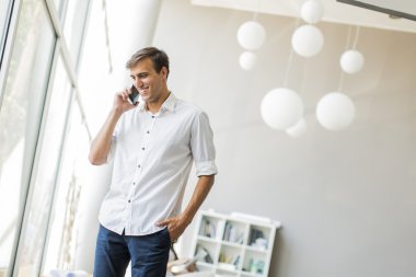 Ofisteki genç adam.