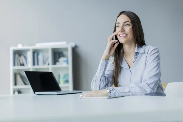 Jonge vrouw in het kantoor — Stockfoto