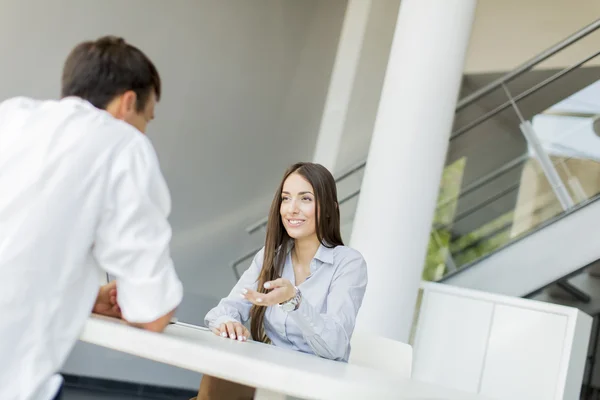 Junge Leute im Büro — Stockfoto