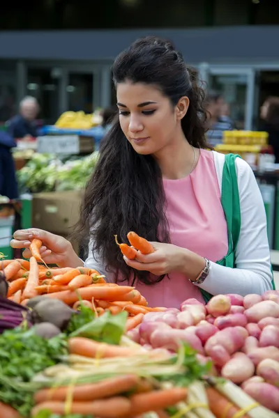 Genç ve güzel kadın Pazar sebze satın alma — Stok fotoğraf