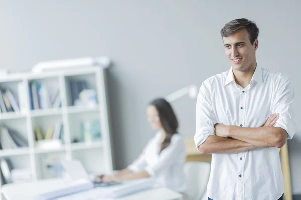 Junge Leute im Büro — Stockfoto