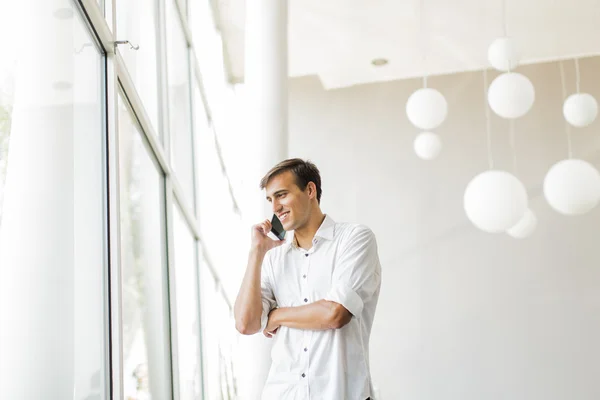 Junger Mann im Büro — Stockfoto